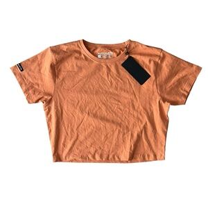 Alphalete Athletics Essential Short Sleeve Crop – Clay‎